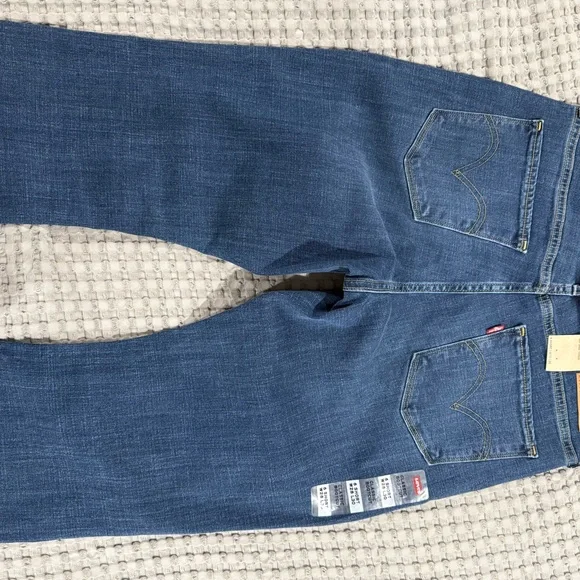Levi's Women's Blue Jeans Classic Bootcut Hypersoft size 6 short - Picture 3 of 4
